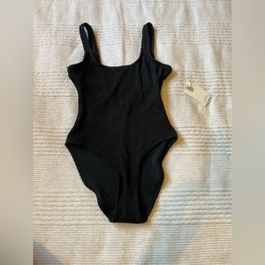 NWT Good American crinkle ribbed black one piece. Size 1/2